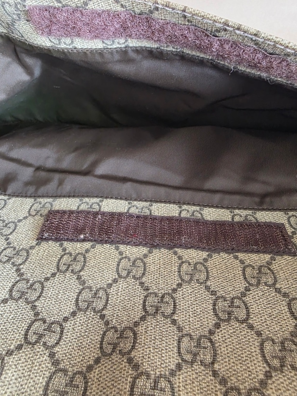 Gucci GG Supreme Interlocking G Crossbody - Picture 6 of 12